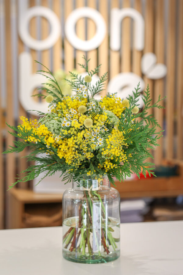 ramo de mimosa amarillo con verdes campestres