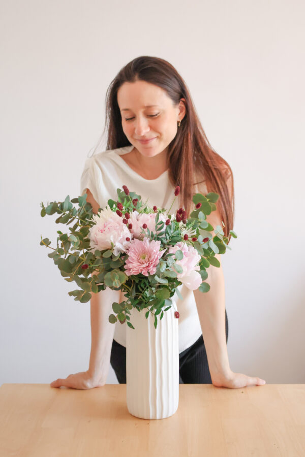 Mujer contemplando ramo de flores