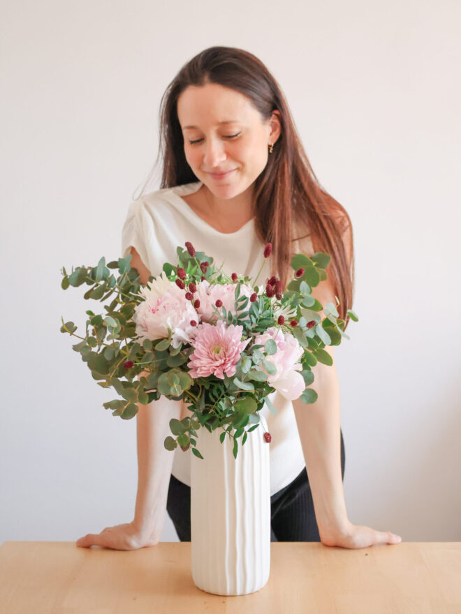 Mujer contemplando ramo de flores