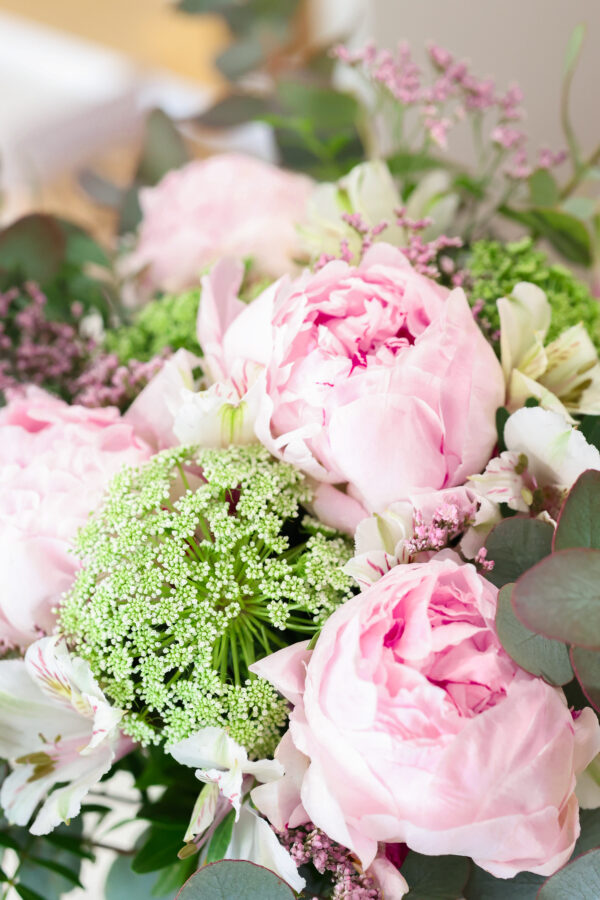Detalle del ramo Belle Époque con peonías rosadas, ammi y alstroemeria - Envío de flores a domicilio en Barcelona