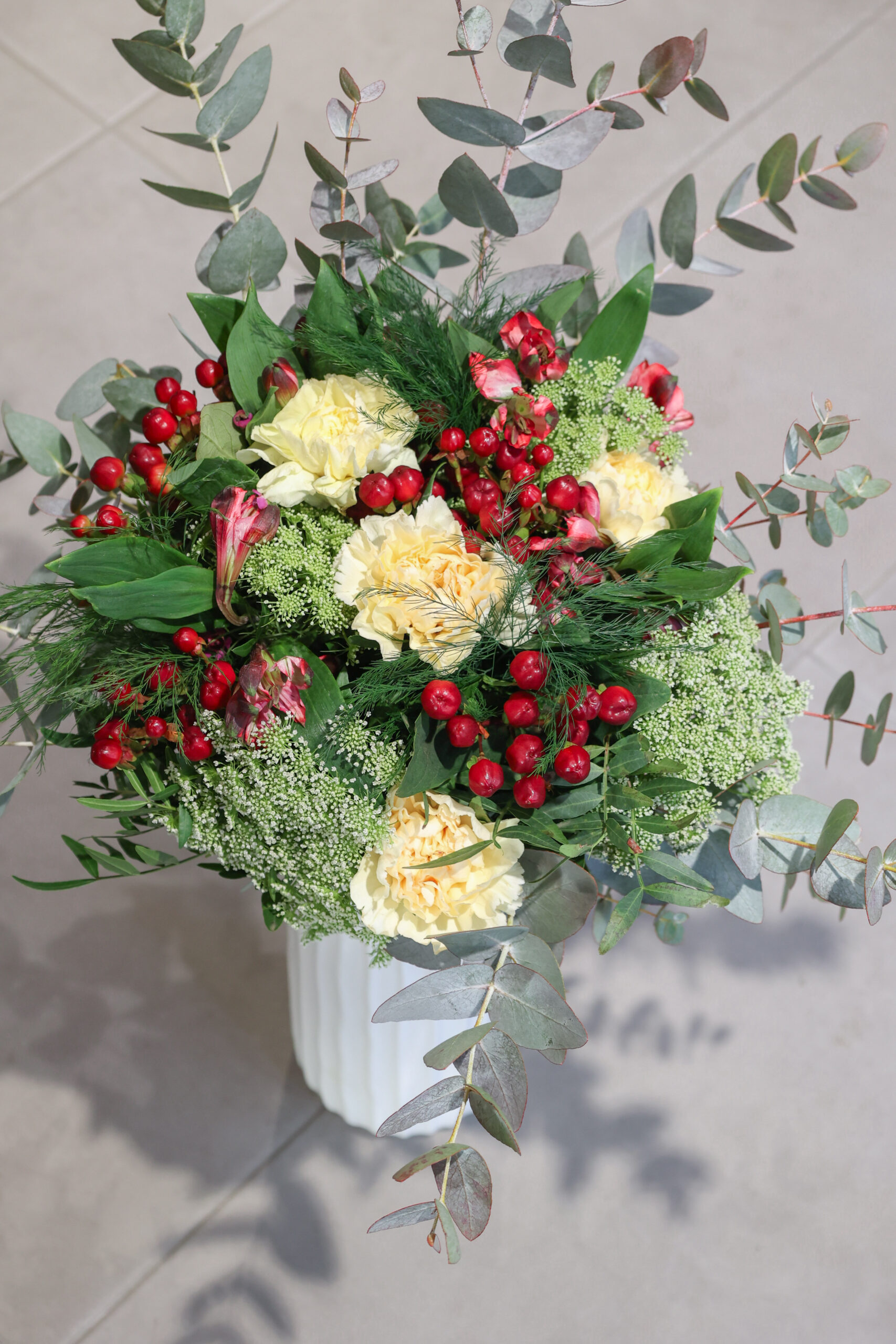 ramo de navidad con claveles crema y tonos granate