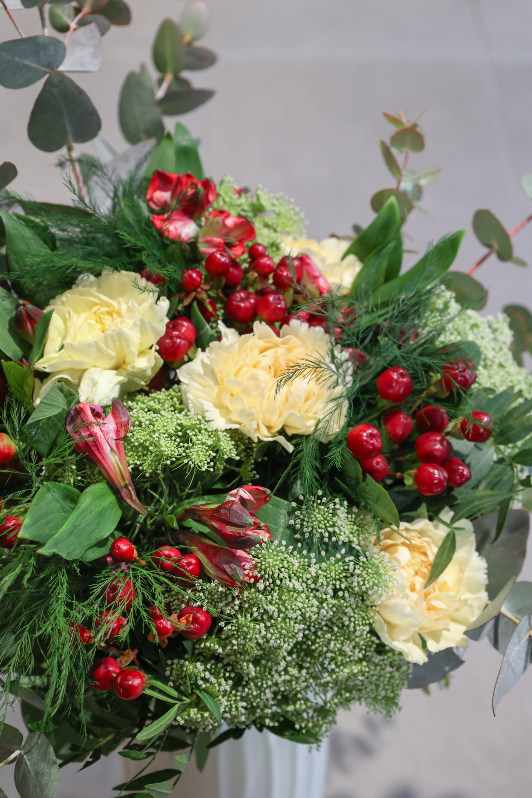 ramo de navidad con claveles crema y tonos granate