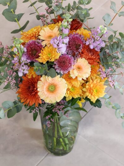 Ramo de flores variadas y eucaliptus