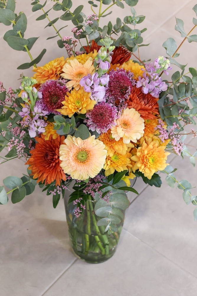 Ramo de flores variadas y eucaliptus