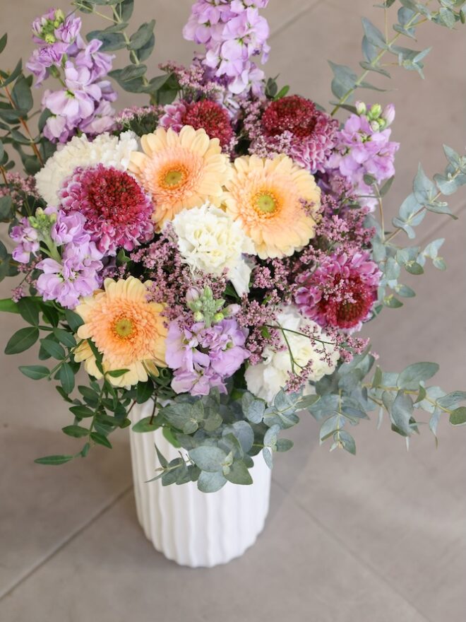 Ramo de flor variada con eucaliptus para enviar a Barcelona
