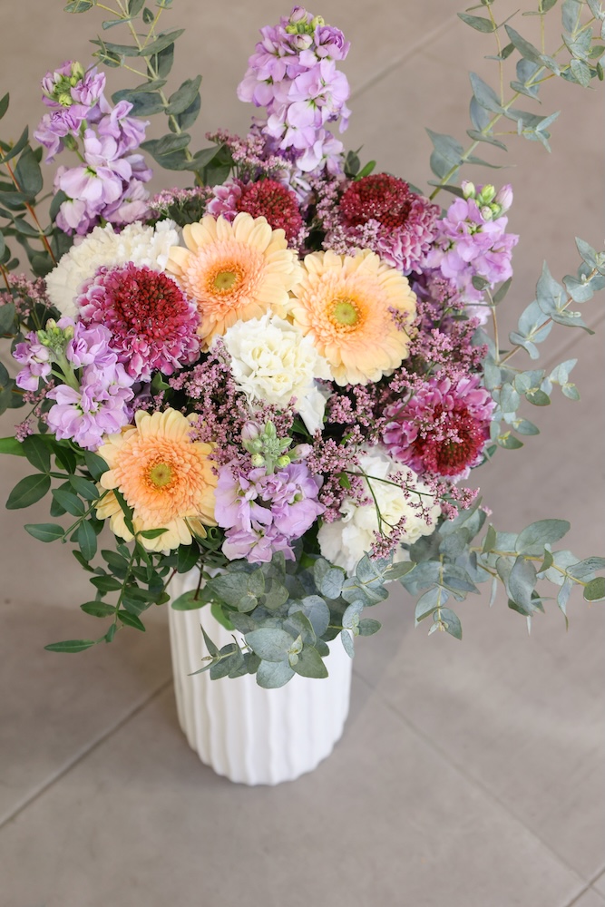 Ramo de flor variada con eucaliptus para enviar a Barcelona