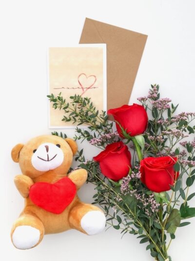 Ramo de 3 rosas, oso de peluche y targeta de dedicatoria.