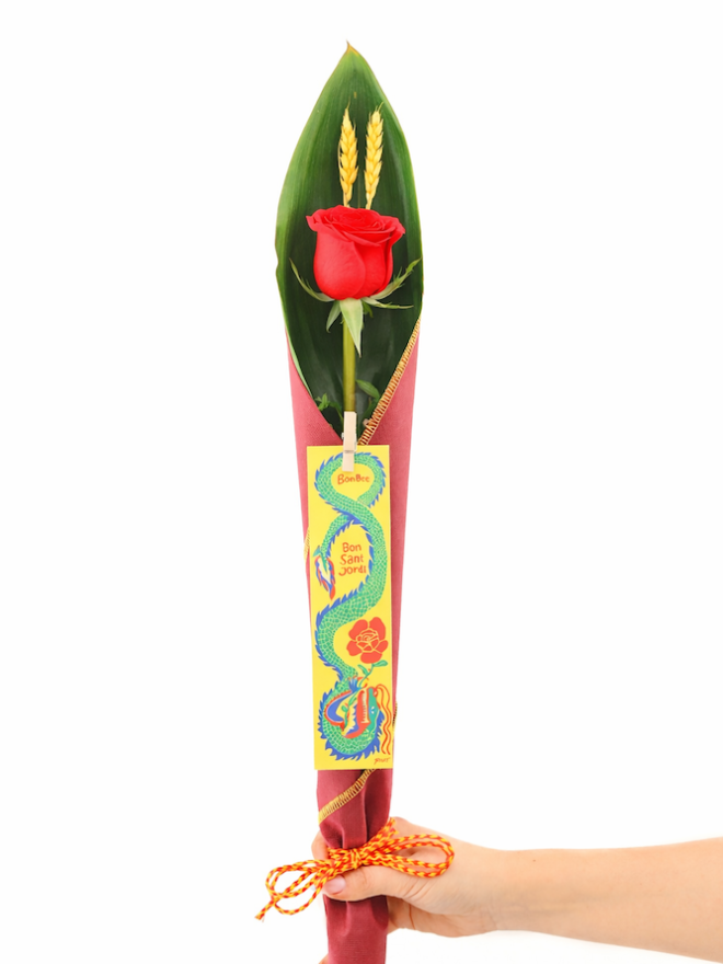 Rosa roja de Sant Jordi en cono de tela y punto de libro