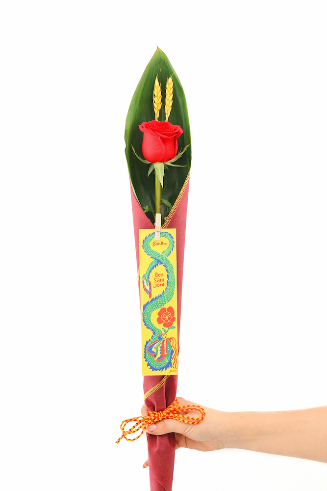 Rosa roja de Sant Jordi en cono de tela y punto de libro