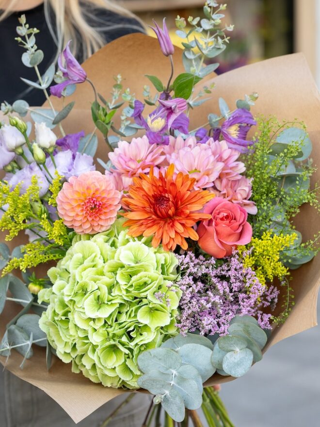 Ramo de flores variado con hortensia y crisantemos