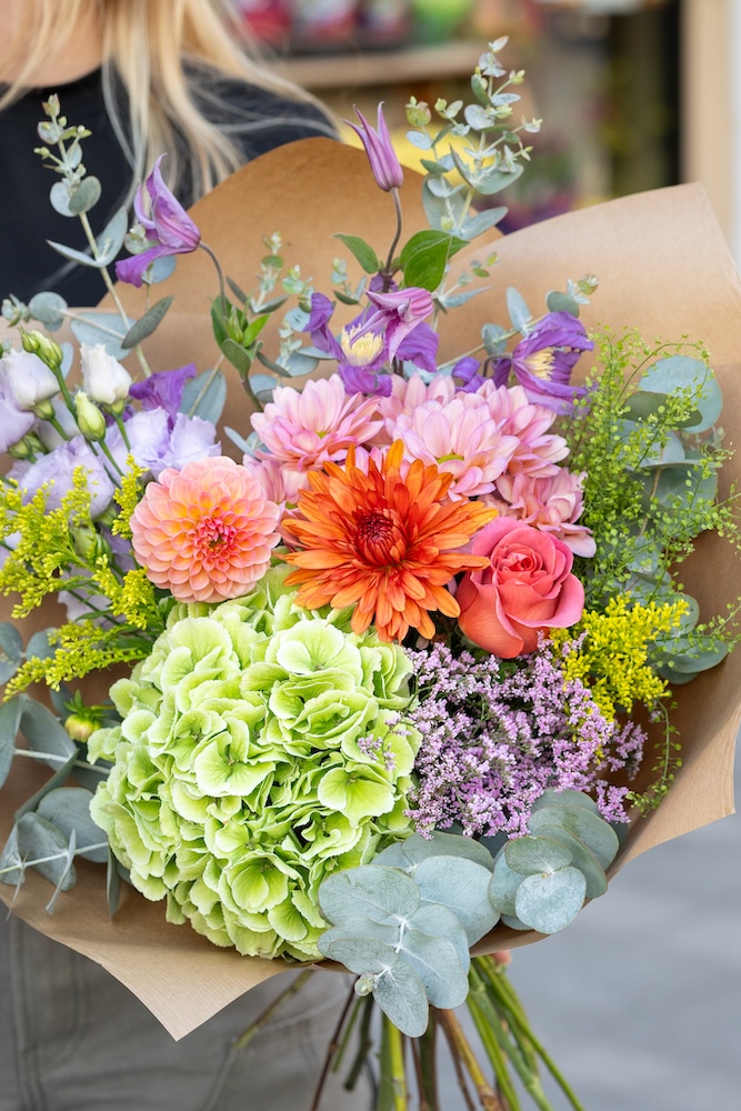 Ramo de flores variado con hortensia y crisantemos