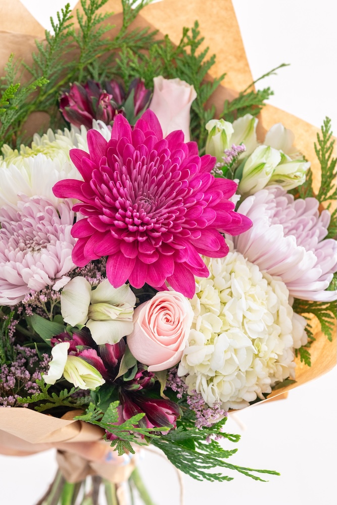 Ramo de rosas, hortensia y crisantemos