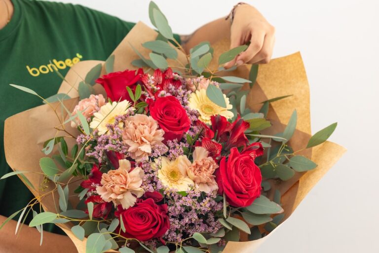 Batec, ramo de rosas rojas y flores de colores