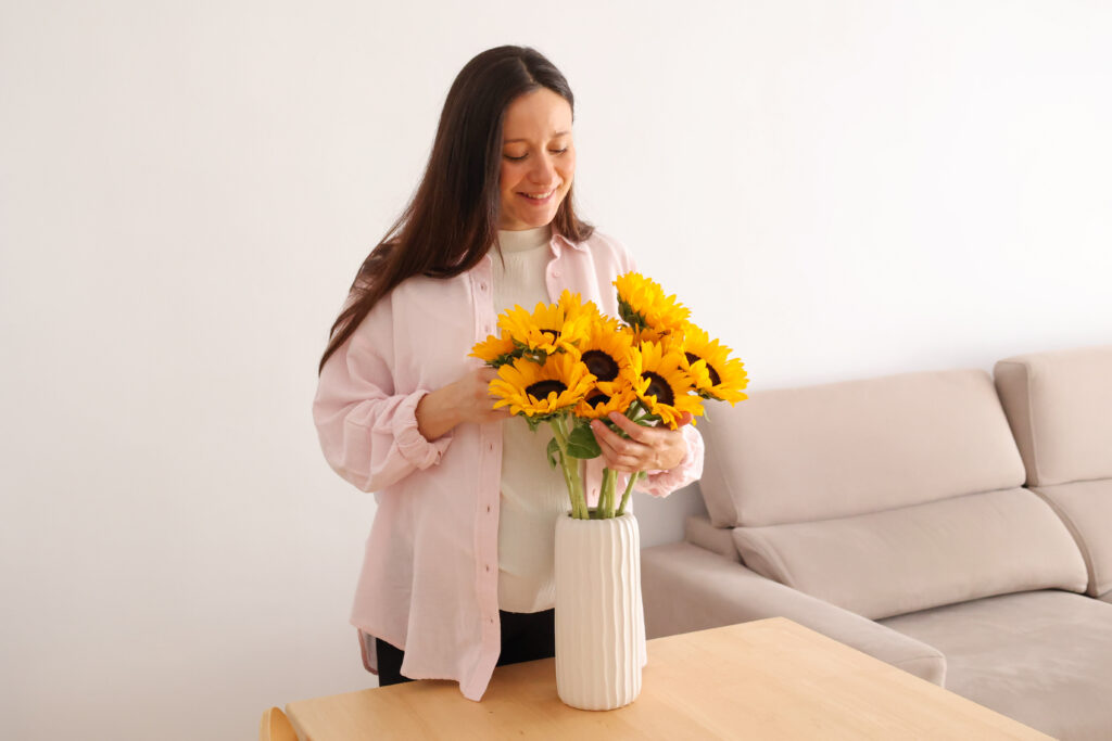Girasoles en un jarrón para llenar de alegría el hogar