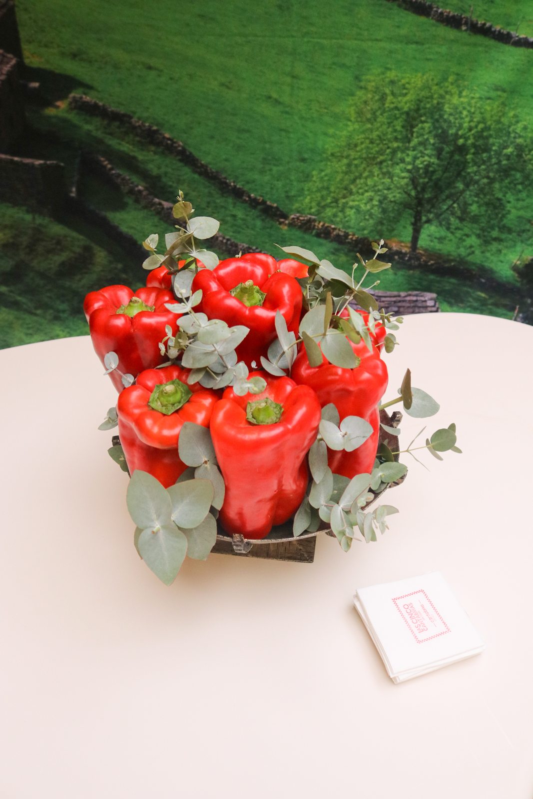 Centro de mesa con pimientos rojos y eucalipto para la cena de Las Cinco Cantabrias en Casa Vicens