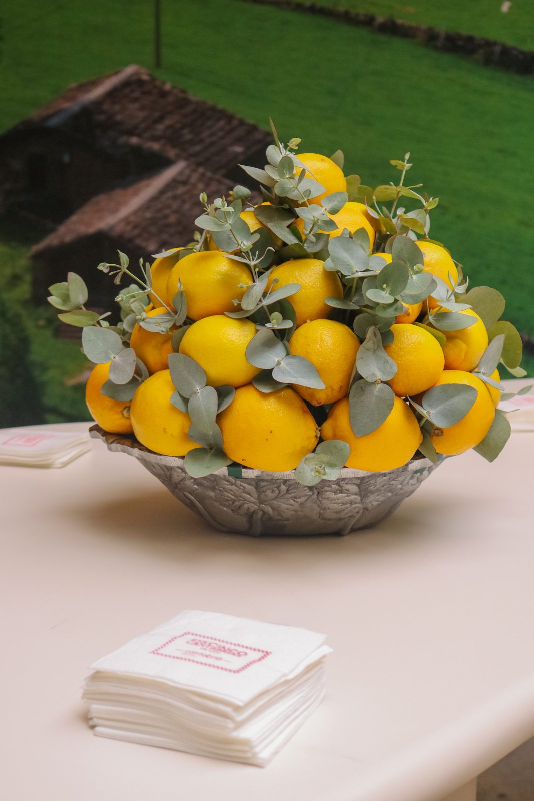 Centro decorativo con limones amarillos y eucalipto para Las Cinco Cantabrias On Tour en Barcelona