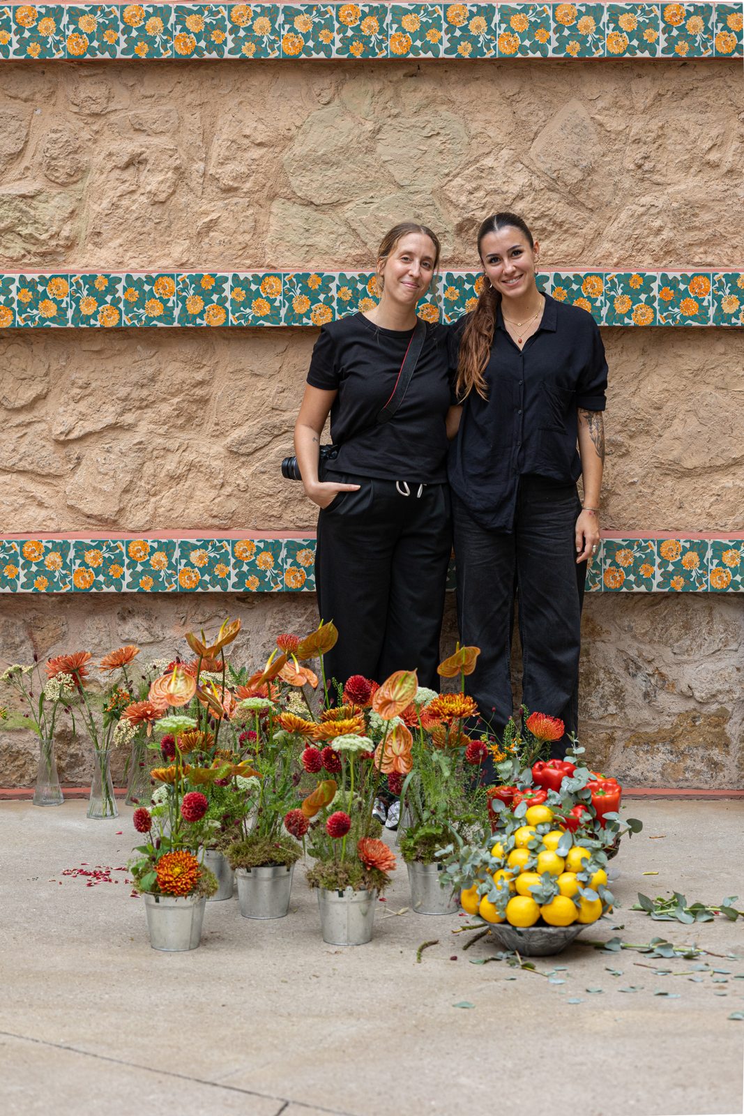 Equipo BonBee junto a las composiciones florales y los centros de limones en Casa Vicens