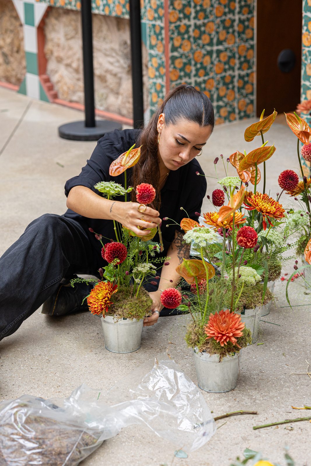 Florista de BonBee preparando las composiciones con flores y musgo en Casa Vicens